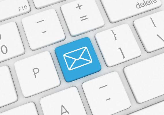 Un primer plano de un teclado con un botón de correo electrónico, representando la comunicación profesional para Mahmood Hossain QME.